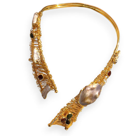 Handgemaakte 24k Vergulde Architecturale Choker – Sculpturale Statement Ketting met Barokparel & Edelsteen Accentdetails
