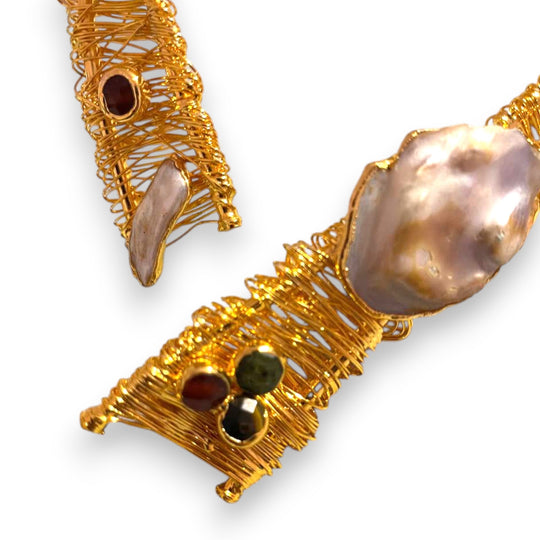 Handgemaakte 24k Vergulde Architecturale Choker – Sculpturale Statement Ketting met Barokparel & Edelsteen Accentdetails