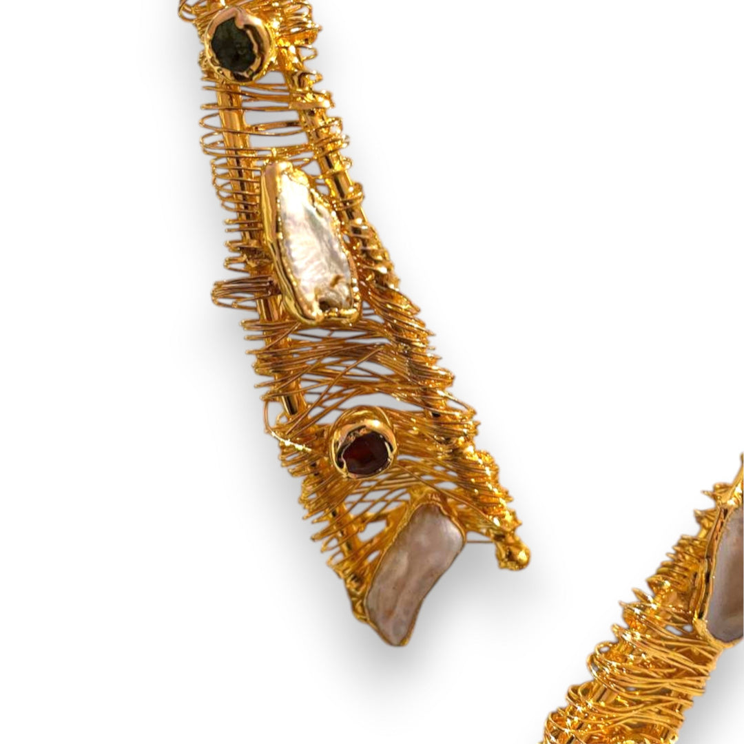 Handgemaakte 24k Vergulde Architecturale Choker – Sculpturale Statement Ketting met Barokparel & Edelsteen Accentdetails