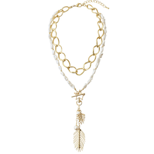 قلادة أنيقة مطلية بالذهب من اللؤلؤ طويلة الطبقات مع قلادة على شكل ورقة شجر